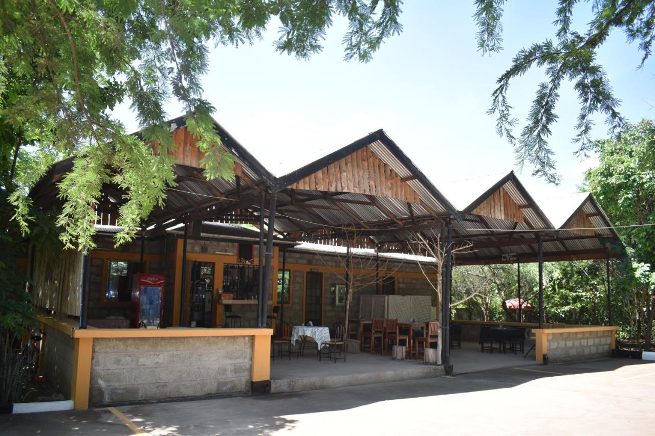 Rainbow Executive Lodge Boma la Ngombe Exterior photo